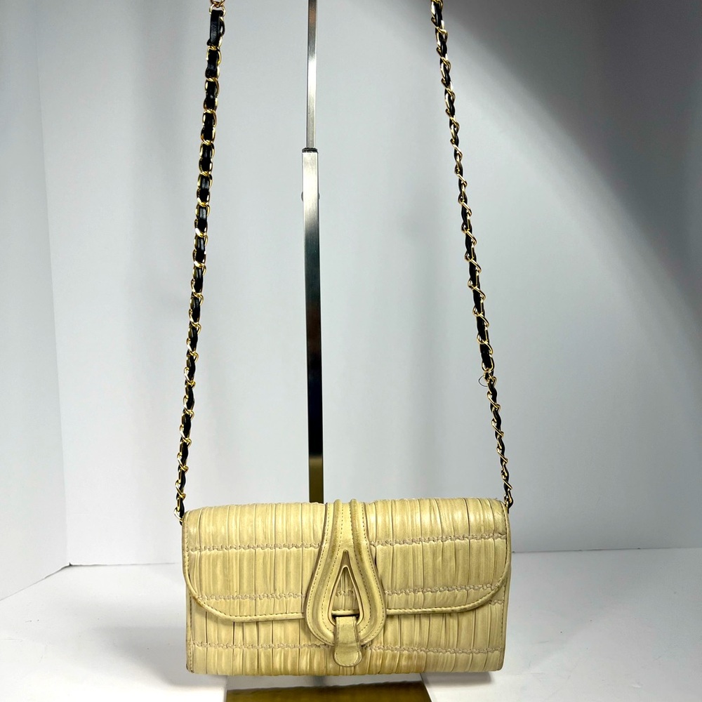 Bally’s wallet I. Beige leather. I added the chain and used it as a bag.